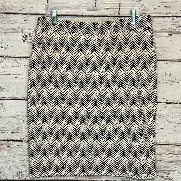LIZ CLAIBORNE (Career Petite) Skirt Stretch Knit Midi Black & White Pattern-PL - Picture 2 of 3